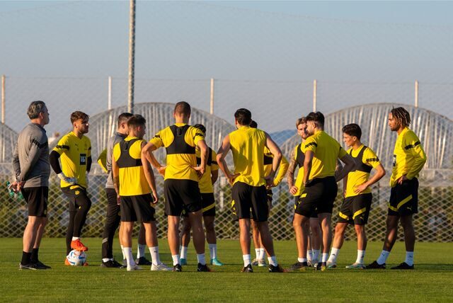 Die Spieler der BVB-U23 stehen in einem Kreis.