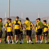 Die Spieler der BVB-U23 stehen in einem Kreis.