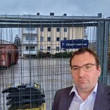 Der Parkplatz an der Ludwigstraße in Oer-Erkenschwick zwischen dem Ärztehaus und der Post ist abgesperrt. Investor Patrick Böing verwirklicht hier ein Bauprojekt.