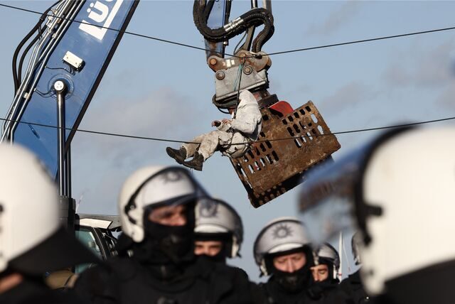 Die Bagger von RWE sind in Lützerath angerollt, um die Häuser des Dorfes abzureißen. Der Energiekonzern will die darunter liegende Kohle fördern. Die Stadt Dortmund hält Anteile an RWE.