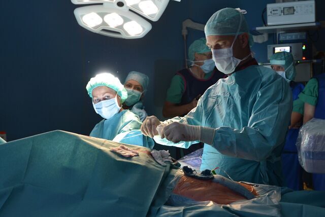 Ein Chirurg führt am 20.11.2014 im Operationssaal der Hochtaunus-Kliniken in Bad Homburg (Hessen) eine Gefäßoperation durch.