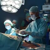 Ein Chirurg führt am 20.11.2014 im Operationssaal der Hochtaunus-Kliniken in Bad Homburg (Hessen) eine Gefäßoperation durch.