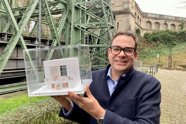 Museumsleiter Dr. Arnulf Siebeneicker präsentiert den Siegerentwurf für die Ausstellung „Container. Die globale Box“ vor dem Alten Schiffshebewerk.