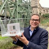 Museumsleiter Dr. Arnulf Siebeneicker präsentiert den Siegerentwurf für die Ausstellung „Container. Die globale Box“ vor dem Alten Schiffshebewerk.