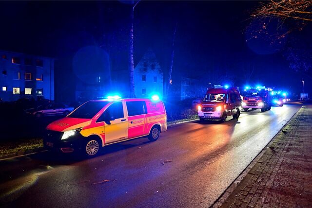Zwei Löschzüge und ein Sanitäter-Team rückten in die Gräwenkolkstraße aus.