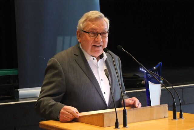 Heinz Budde (77) steht an einem Pult in der Stadthalle; er ist mit dem Ehrenamts-Preis der CDU Waltrop ausgezeichnet worden.