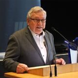 Heinz Budde (77) steht an einem Pult in der Stadthalle; er ist mit dem Ehrenamts-Preis der CDU Waltrop ausgezeichnet worden.