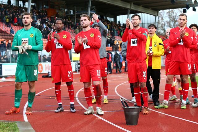 Die BVB-Spieler klatschten in die Hände.