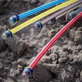 Glasfaserkabel liegen auf einer Baustelle.