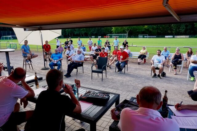 Freiluft-Jahreshauptversammlung des TuS Henrichenburg im Juni 2020 wegen Corona.