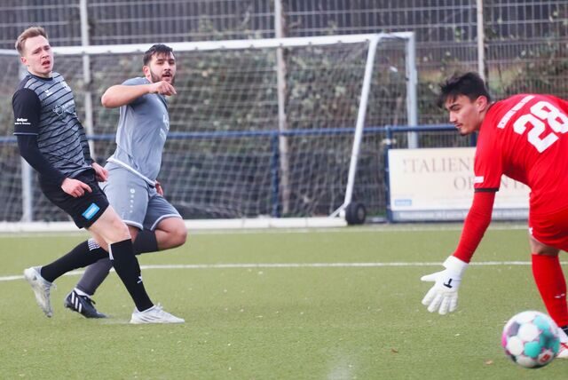 Zweiter Test, drittes Tor: Yusuf Keskin (Mitte) hat abgezogen – Essens Torhüter Abid-Eddine kann dem Ball nur nachschauen. Kurios: Der Keeper wurde kurz zuvor eingewechselt und hatte bis dahin nicht einmal die Hände am Ball.