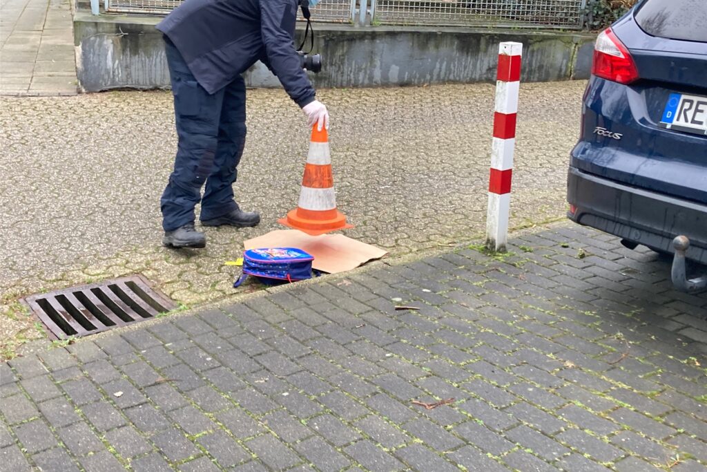 Ein Warnkegel steht auf der Fahrbahn.