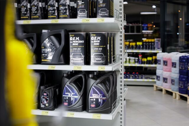 Motoröl steht in einem Regal in einer Tankstelle.