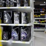 Motoröl steht in einem Regal in einer Tankstelle.
