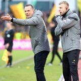 Christian Preußer streckt den Arm aus.