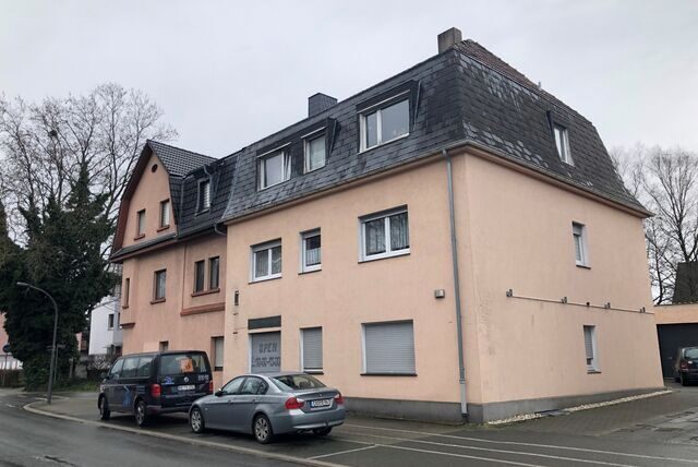 Ein Mehrfamilienhaus kommt zur Zwangsversteigerung, Betroffen ist das rechte Haus mitsamt Anbau und Lagergebäude.