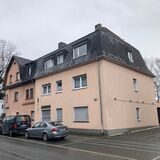 Ein Mehrfamilienhaus kommt zur Zwangsversteigerung, Betroffen ist das rechte Haus mitsamt Anbau und Lagergebäude.