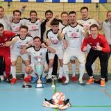 Sinsen feiert die Stadtmeisterschaft. Aber was machen die Schuhe von Co-Trainer Christian Kopse (2. von rechts) im Vordergrund? Und warum präsentiert sich Ioannis Orkas in Socken?