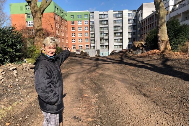 Anwohnerin Uta Rotermund vor zwei Jahren vor der gerodeten Gartenfläche des Johannes-Hospitals.