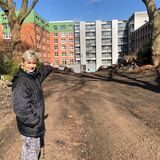 Anwohnerin Uta Rotermund vor zwei Jahren vor der gerodeten Gartenfläche des Johannes-Hospitals.
