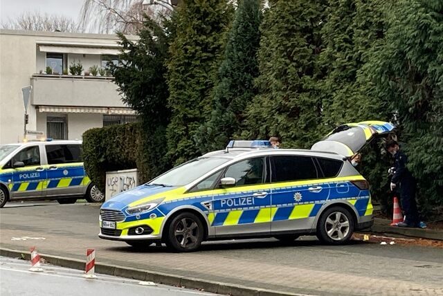 Am Tatort an der Ecke Über den Knöchel/Beethovenstraße haben Polizisten ihren Streifenwagen so hingestellt, dass Beweisstücke nicht durch Regen, Wind oder Passanten beeinträchtigt werden.