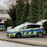 Am Tatort an der Ecke Über den Knöchel/Beethovenstraße haben Polizisten ihren Streifenwagen so hingestellt, dass Beweisstücke nicht durch Regen, Wind oder Passanten beeinträchtigt werden.