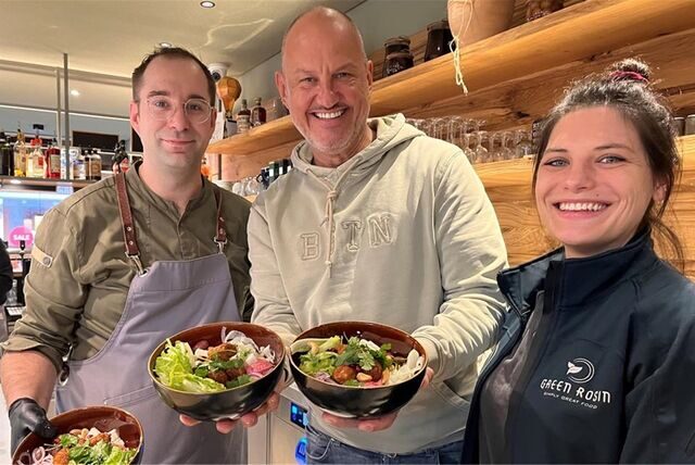 Frank Rosin (Mitte) mit Puro-Küchenchef Klaus Konert und Green-Rosin-Projektleiterin Pilar Krengel.