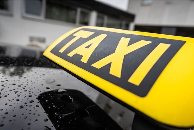 Ein Taxi-Schild.