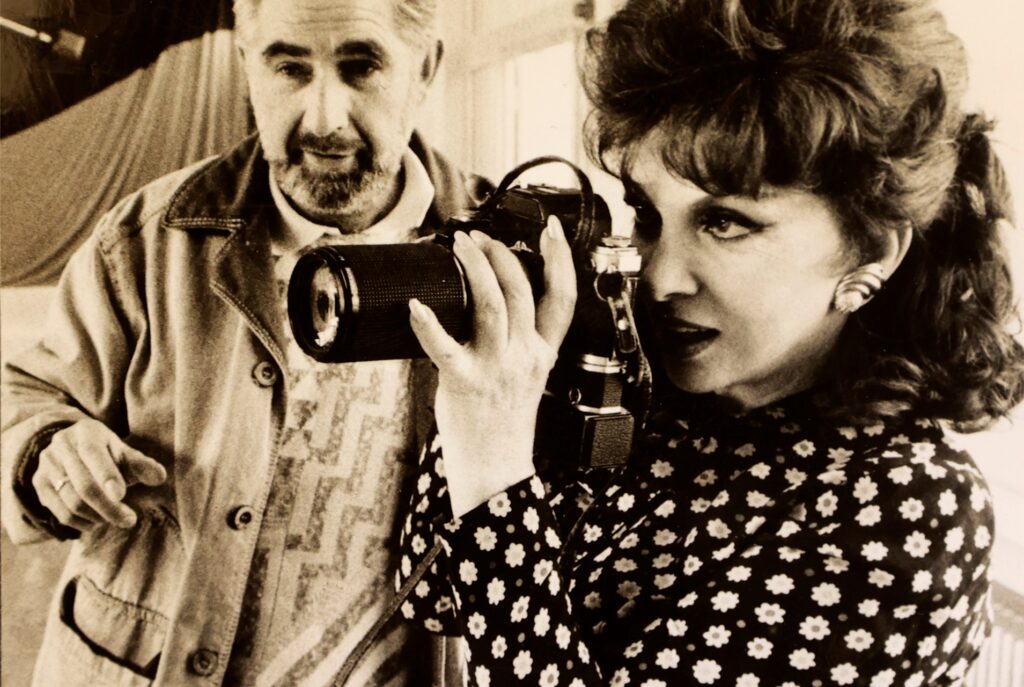 Gina Lollobrigida fotografiert in der Sportschule Kaiserau 1990 die deutsche Nationalmannschaft. Gina Lollobrigida fotografiert in der Sportschule Kaiserau 1990 die deutsche Nationalmannschaft.