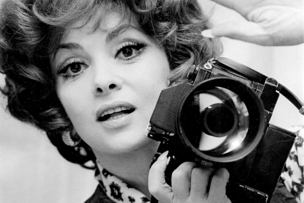 Gina Lollobrigida, italienische Schauspielerin, mit ihrer Kamera, aufgenommen in ihrer Villa an der Via Appia. Die Italienerin fotografierte 1990 in Kamen. Gina Lollobrigida, italienische Schauspielerin, mit ihrer Kamera, aufgenommen in ihrer Villa an der Via Appia. Die Italienerin fotografierte 1990 in Kamen.