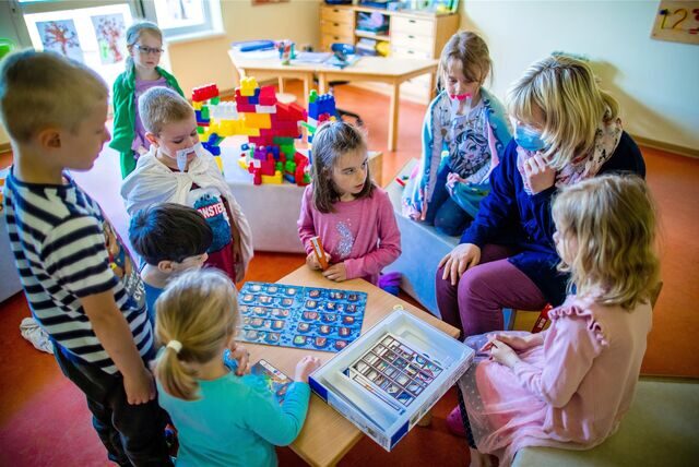 Erzieherin Katrin Dorn spielt mit den Kinder der Vorschulgruppe in einer Kindertagesstätte.