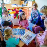 Erzieherin Katrin Dorn spielt mit den Kinder der Vorschulgruppe in einer Kindertagesstätte.