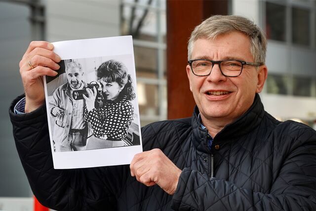 Gina Lollobrigida fotografiert in der Sportschule Kaiserau 1990 die deutsche Nationalmannschaft. Bei der Gelegenheit fotografiert sie Fotoredakteur Stefan Milk.