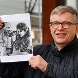 Gina Lollobrigida fotografiert in der Sportschule Kaiserau 1990 die deutsche Nationalmannschaft. Bei der Gelegenheit fotografiert sie Fotoredakteur Stefan Milk.