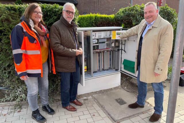 Nachdem Sturm „Kirsten“ die dortige Ampelanlage zerstört hatte, erklärten (v.l.) Bauingenieurin Regina Thümmler, Ressortleiterin Straßenbau beim Kreis RE, Bürgermeister Matthias Müller und Landrat Bodo Klimpel die Baumaßnahme an der Kreuzung Über den Knöchel/Fritz-Erler-Straße/Bachstraße am 18. Oktober 2021 mit dem symbolischen Knopfdruck auf die Steuerungsanlage für beendet.