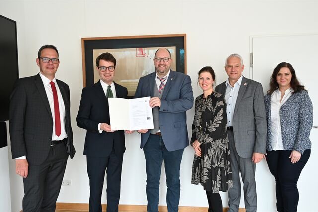 Der ehemalige Raesfelder Bürgermeister Andreas Grotendorst (Bezirksregierung Münster), Regierungspräsident Andreas Bothe, Bürgermeister der Gemeinde Reken und erster Vorsitzender der LAG Hohe Mark Manuel Deitert, Regionalmanagerin Andrea Große-Heidermann, Bürgermeister der Stadt Olfen Wilhelm Sendermann und Melanie Hinsken (Bezirksregierung Münster)