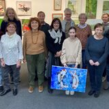 Aussteller und Kursleiter beim Ausstellungsaufbau im franz*