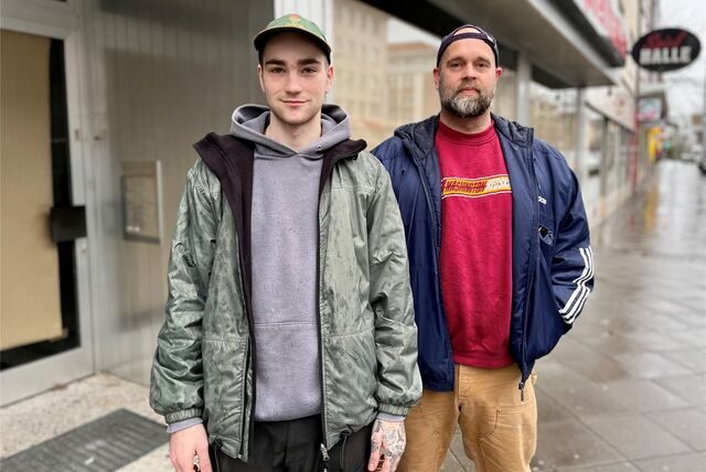 Lars Weisheit (l.) und Yves Peters ziehen mit ihrem Vintage-Laden „Lucky Loot“ innerhalb Dortmunds um.
