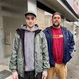 Lars Weisheit (l.) und Yves Peters ziehen mit ihrem Vintage-Laden „Lucky Loot“ innerhalb Dortmunds um.
