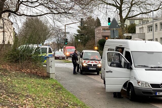 Mehrere Streifenwagen und ein Fahrzeug der Kriminaltechnik stehen am Montag (16.01.) am „Knöchel“ in Herten.