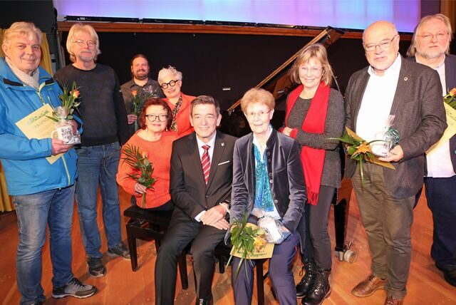 Verleihung des Marler Heimatpreises: Preisträger und Jury gemeinsam auf der Bühne: Peter Schmidt, Johannes Westermann, Christian Schiltz, Dorothea Skolik-Niehues, Claudia Schwidrik-Grebe, Werner Arndt, Dr. Elke Heck, Irene Rasch-Erb, Karl-Heinz Dargel und Michael Sandkühler (v.l.).