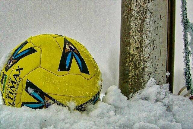 Die Winterpause für die Castrop-Rauxeler Fußballer hat je nach Spielklasse anderes Ende. Womöglich fangen ja einige der Kicker im Schnee wieder an um Punkte zu spielen
