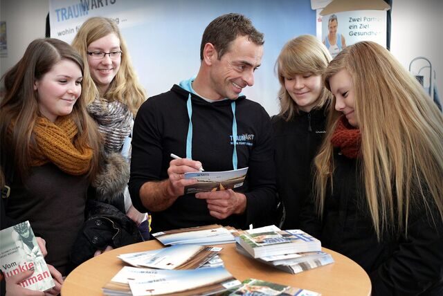 Andreas Niedrig 2013 mit Schülern in der Oer-Erkenschwicker Stadthalle zur Vorstellung des Films „Traumwärts“