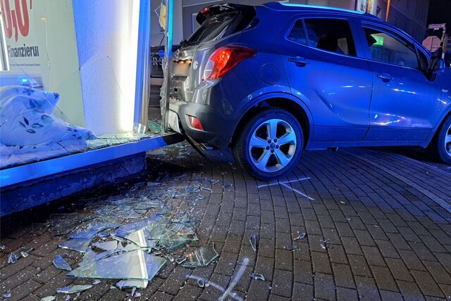 Am Dienstagabend gegen 18 Uhr gab es auf der Brassertstraße einen Unfall. Dieser Pkw landete im Schaufenster eines Matratzengeschäfts.