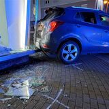 Am Dienstagabend gegen 18 Uhr gab es auf der Brassertstraße einen Unfall. Dieser Pkw landete im Schaufenster eines Matratzengeschäfts.