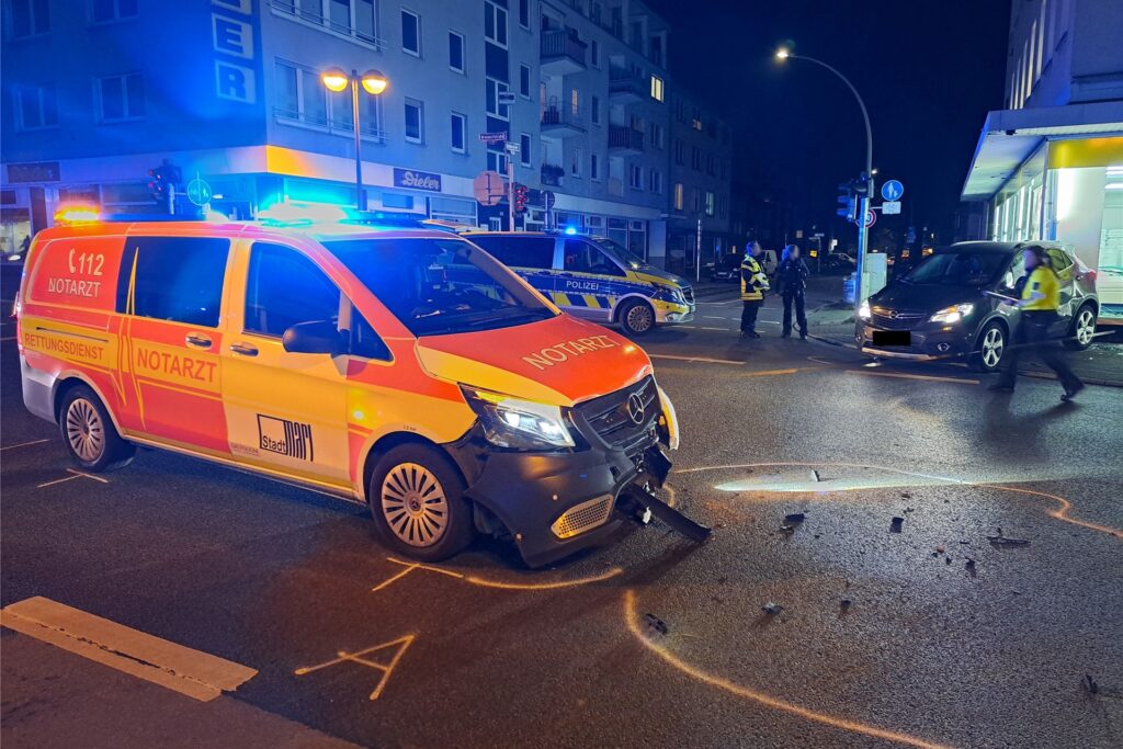 Ein Notarztwagen ist nach einem Unfall beschädigt. Ein Notarztwagen ist nach einem Unfall beschädigt.