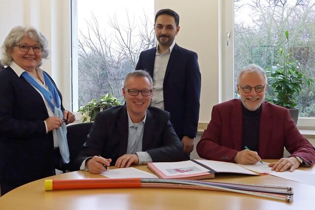 Stadtbaurätin Janine Feldmann, Telekom-Regiomanager Frank Neiling, Telekom-Key-Account-Manager Emre Akkaya sowie Bürgermeister Matthias Müller (v.l.) unterzeichnen im Hertener Rathaus die gemeinsame Erklärung zum Glasfaser-Ausbau.