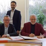 Stadtbaurätin Janine Feldmann, Telekom-Regiomanager Frank Neiling, Telekom-Key-Account-Manager Emre Akkaya sowie Bürgermeister Matthias Müller (v.l.) unterzeichnen im Hertener Rathaus die gemeinsame Erklärung zum Glasfaser-Ausbau.