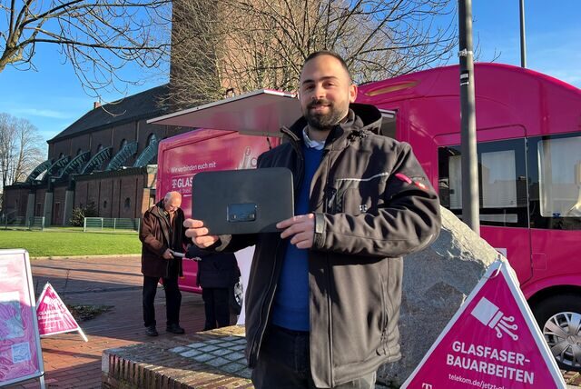 Alessio Calasso berät im Telekom-Infomobil auf dem Marktplatz in Ickern.
