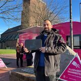 Alessio Calasso berät im Telekom-Infomobil auf dem Marktplatz in Ickern.